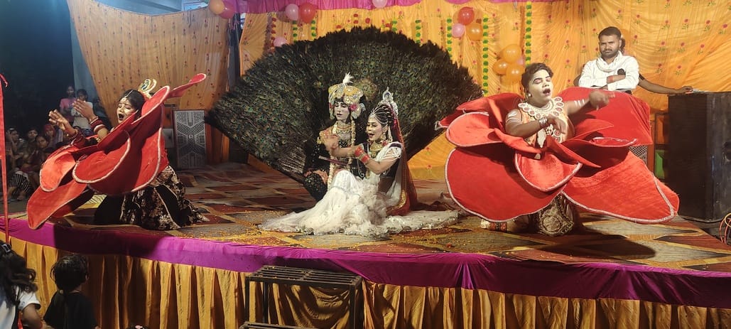 Pardahan: The captivating tableau of Radha Krishna became the center of attraction.