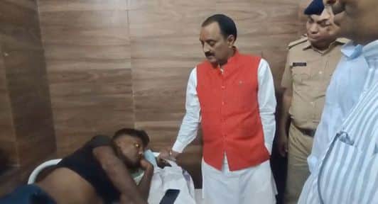 मंत्री राकेश शुक्ला ने पीड़ित से मुलाकात की।