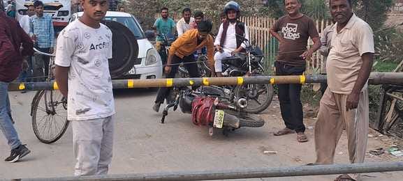 Railway crossing remained closed for half an hour, vehicles queued up