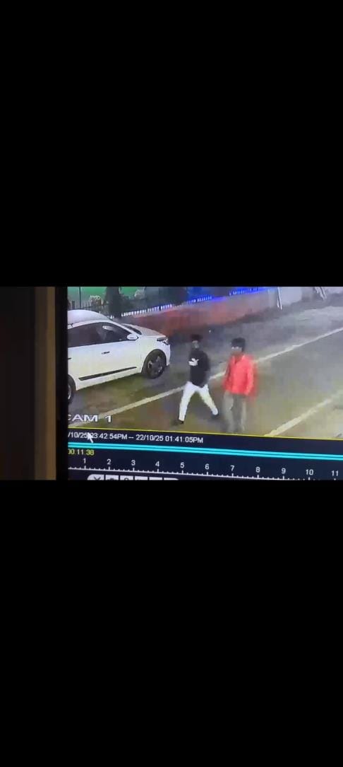 CCTV footage of the suspects was found in connection with the theft of jewelry and cash from a businessman's house in Sector 9-11