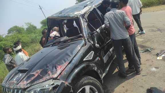 सड़क पर खड़ी क्षतिग्रस्त कार