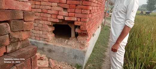 Thieves broke into the wall and fled after seeing the owner of the building sleeping on the bench.
