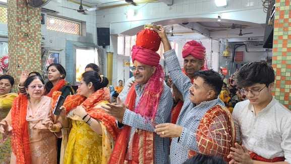 Devotees danced to the hymns and kirtans during the Prabhat Ferry.