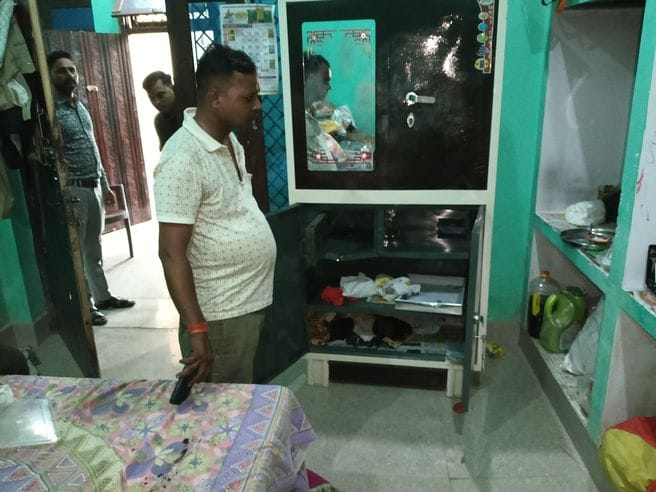 Thieves ransacked the locked houses of a commission agent and a theatre artist in Haripuram Colony.