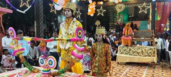 Lord Rama broke the bow, the audience cheered for Shri Ram.