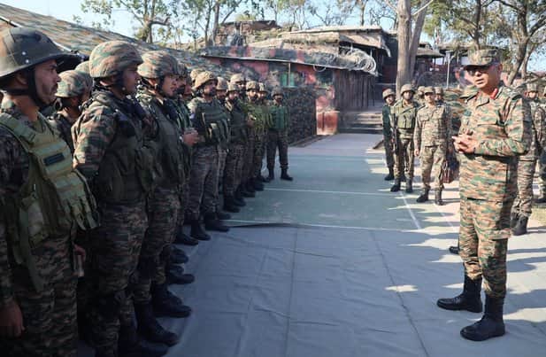 2 जीओसी ने किया अग्रिम चौकीयों का दौरा फोटो