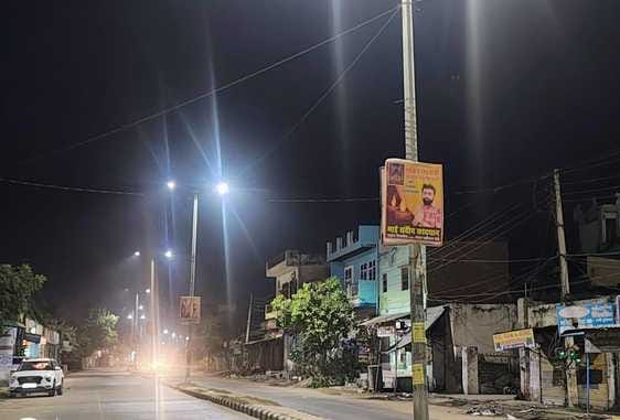 The tricolor lights on the streetlight poles are faulty.