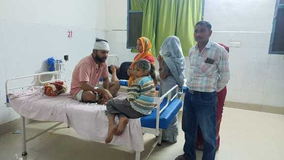Three people were beaten up for opposing gambling; youths entered Lohia Hospital to attack the injured.