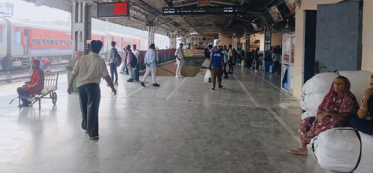 Seats full in trains passing through Ayodhya on Chhath