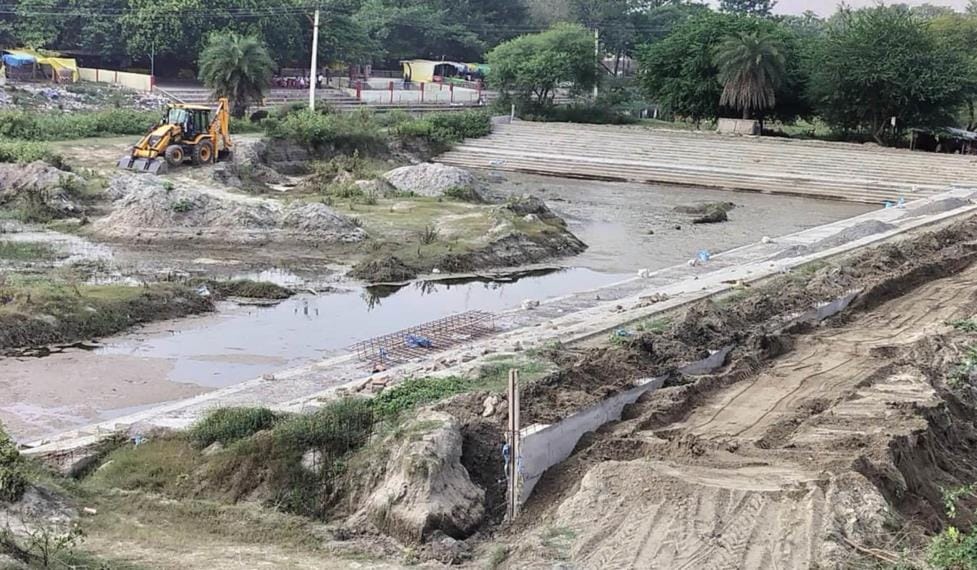 Construction of a concrete ghat on the banks of Saryu river starts at a cost of Rs 1.68 crore.