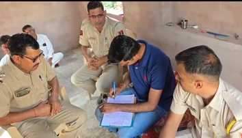 पत्नी का गला घोंटकर फंदे पर झूला पति