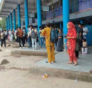 Buses and trains are crowded on Bhai Dooj, there is no place to even stand.