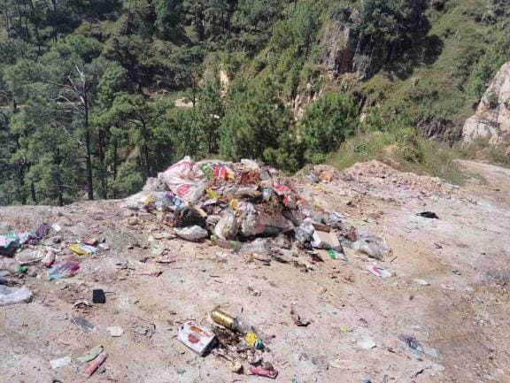 A garbage dumping zone has been set up near residential areas, causing residents to be troubled by the stench.