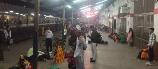 Crowds gathered at the railway station before Bhai Dooj, buses remained empty.
