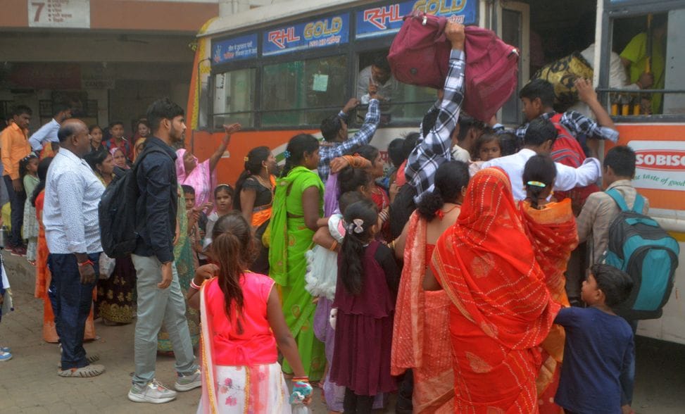 Crowds gathered on Bhai Dooj, passengers were seen struggling for seats.