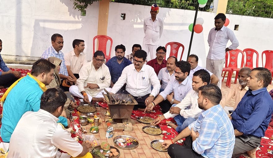 After performing havan pujan, aarti of cows was performed.