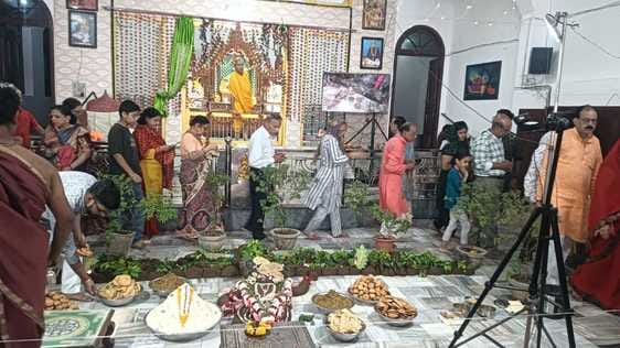 The Annakut plate was decorated at the feet of Govardhan, the devotees became emotional.