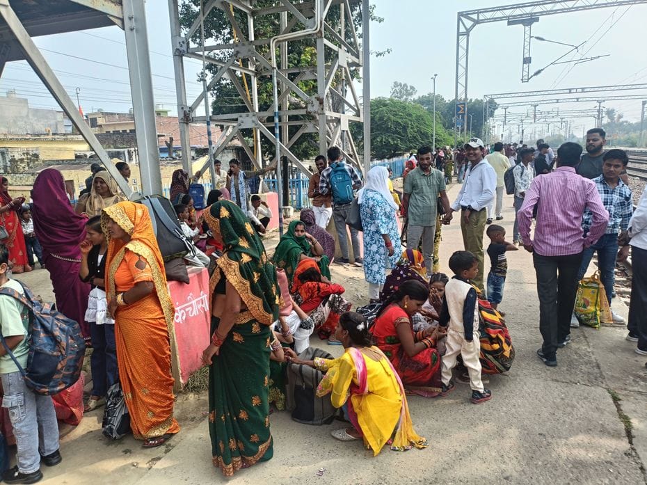 Stations overcrowded on Bhai Dooj, lack of trains irked residents