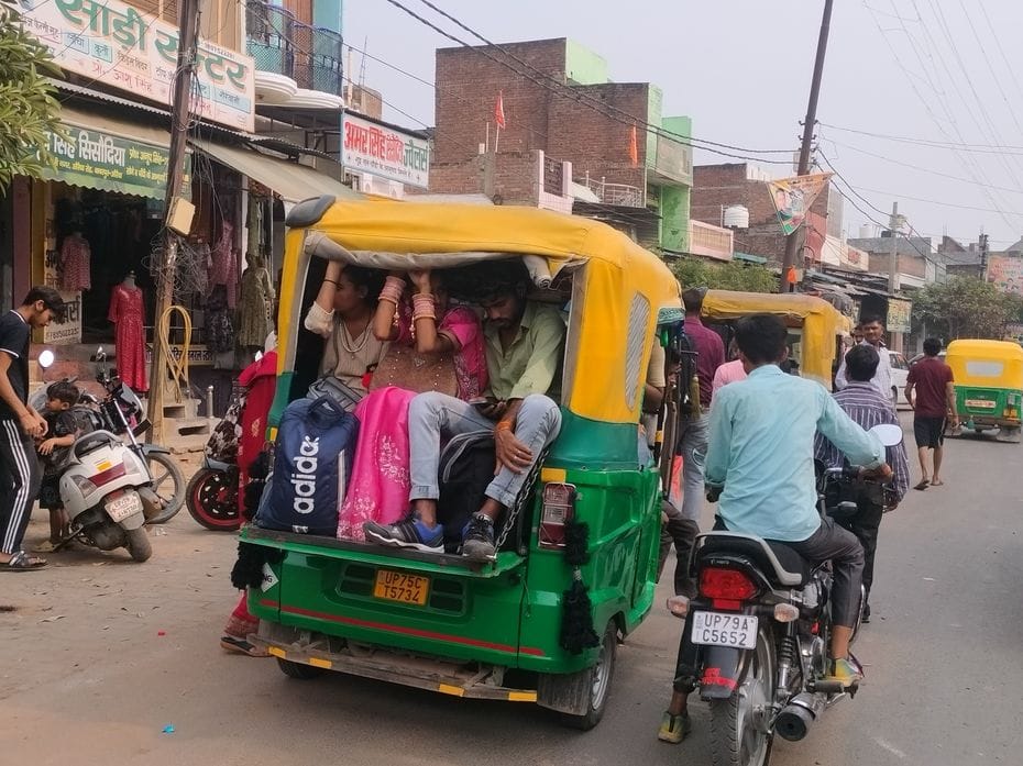 Shortage of buses, travelling by hanging on tempos and e-rickshaws