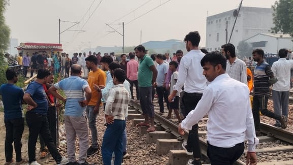 Two friends who went for a walk after dinner were hit by a train and died.