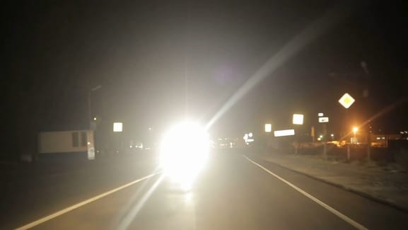 The use of extremely bright LED headlights is increasing, increasing the risk of accidents.