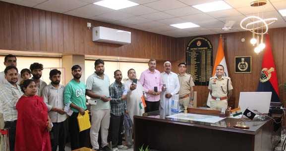 SP handed over the phones to their rightful owners