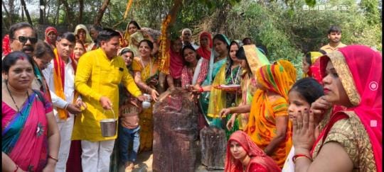 Ahirs performed Govardhan Puja at the foothills of Giriraj.