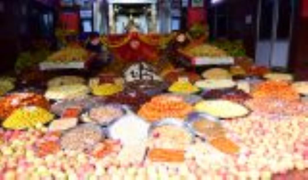 Wish happiness and peace by performing Govardhan Puja