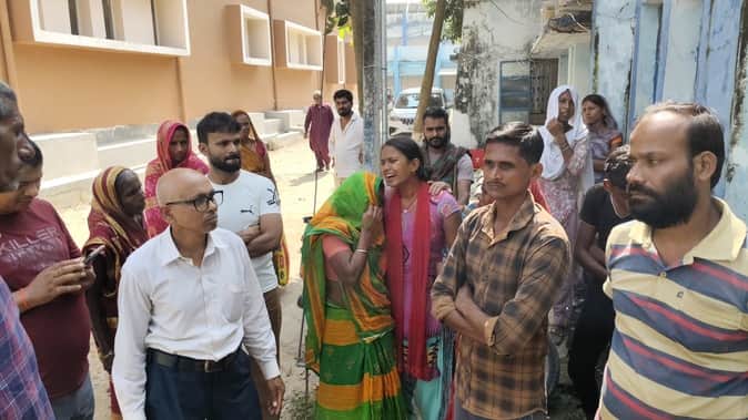 घटना के बाद सदर अस्पताल में रोती बेटी व मौजूद परिजन