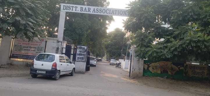 Parking crisis in the district court premises, causing problems
