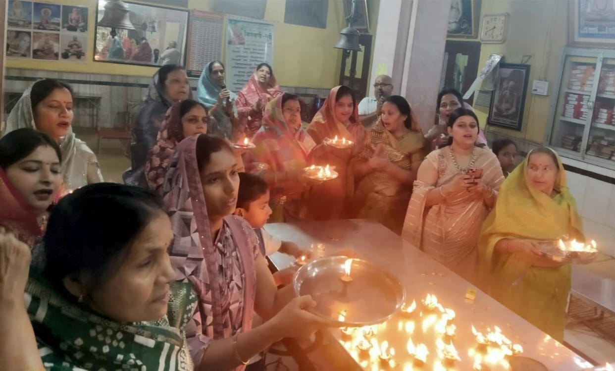 Laddus were offered on Lord Mahavir's Moksha Kalyanak Day.