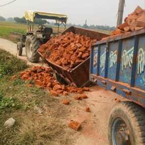 Brick-laden tractor-trolley overturned, labourers on board narrowly escaped