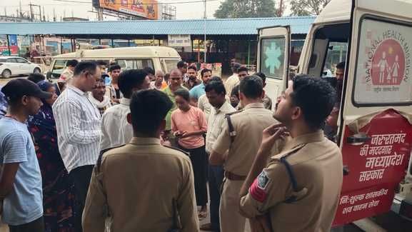 मौके पर खड़े परिजनों को समझाते पुलिसकर्मी।