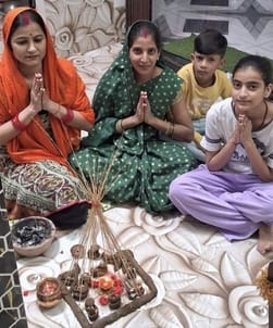 Worship was performed by making a symbolic form of Govardhan mountain from cow dung