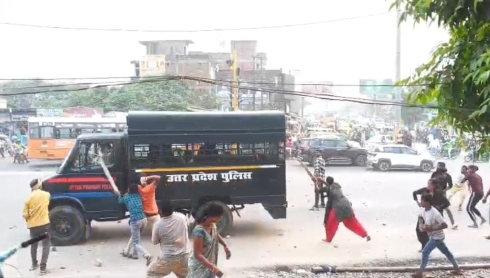 Gorakhpur News: Villagers pelted stones, police personnel hid in police van to save their lives
