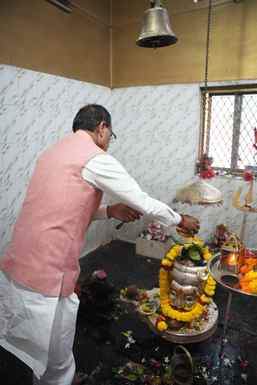 पुण्यसलिला नर्मदा तट पर शिवराज का परिवार सहित आस्था समर्पण