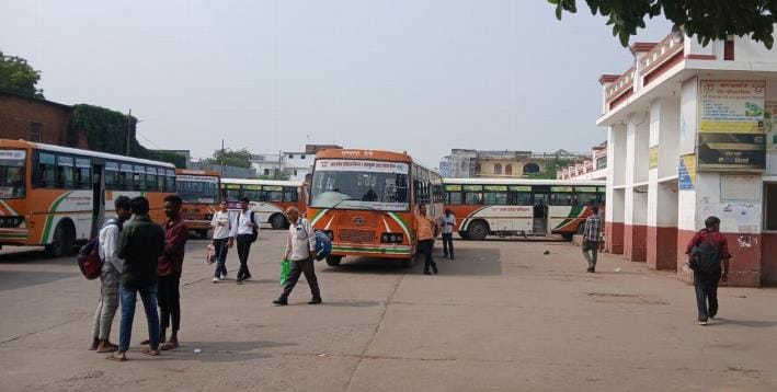 Buses standing at the bus stand waiting for passengers