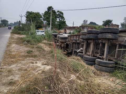 A trolley loaded with putty overturned after going out of control, driver and helper injured