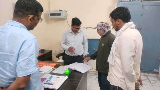 SDO, JE and other employees were found absent in the office of Electricity Corporation.