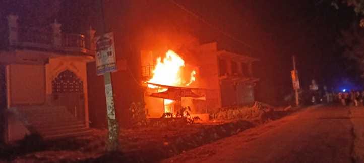 Auto parts shop catches fire due to short circuit