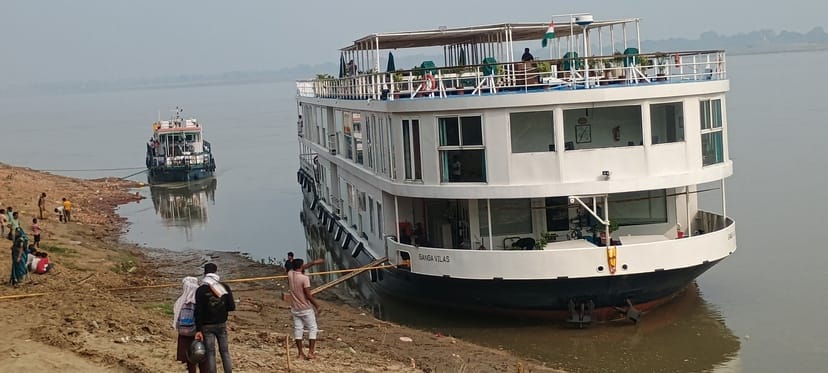 19 foreign tourists reached Navapura Ghat by cruise