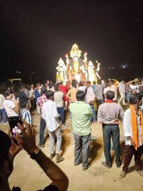 Immersion of idols while dancing and singing