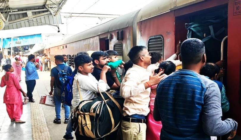 People are risking their lives by travelling in trains.