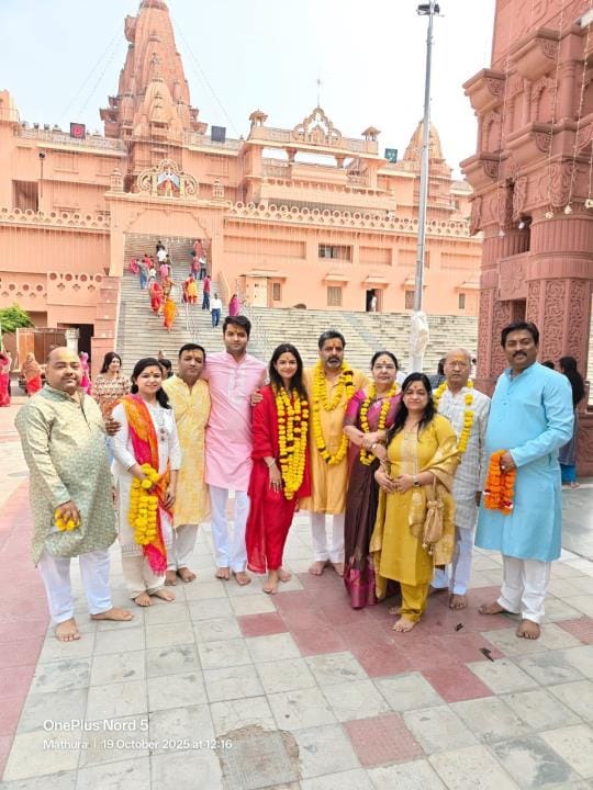 A dress was offered to Thakur Keshavdev
