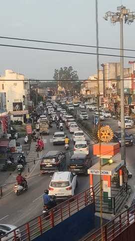 Una city witnessed intermittent traffic jams, causing inconvenience to the public and drivers.