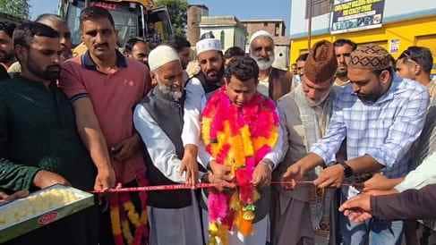 विधायक इफ्तखार अहमद ने तक्या से अनारकली, बधून-ए तक सड़क पर तारकोल बिछाने का उद्घाटन किया