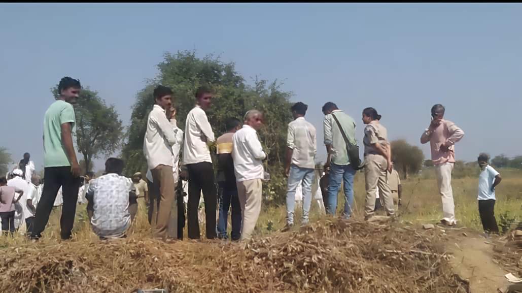 विवाहिता और तीन बच्चों के शव टांके में मिले