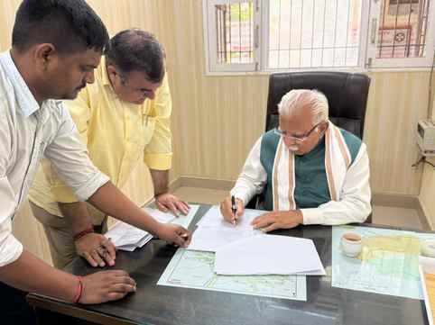 Union Minister Manohar Lal sold 11 kanal 8 marla agricultural land to his younger brother's wife for Rs 1 crore.