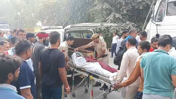 Accident on Bhai Dooj... A staff nurse wearing a helmet on a scooter died after being hit by a trolley driver.