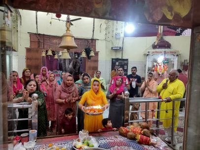 The devotees prayed and wished for a happy life.